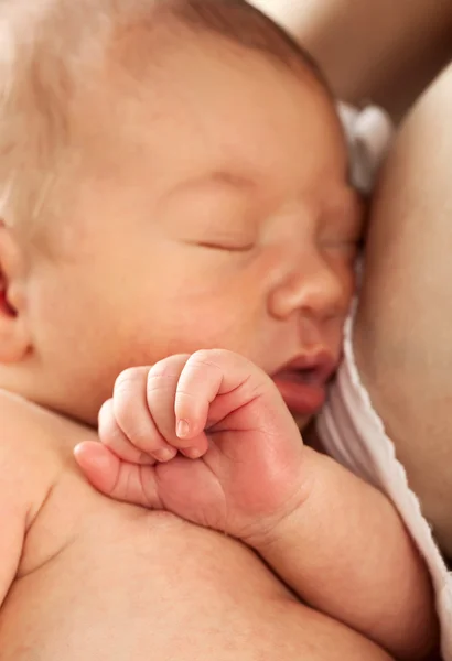 Bebê recém-nascido dormindo no braço da mãe após a amamentação — Fotografia de Stock