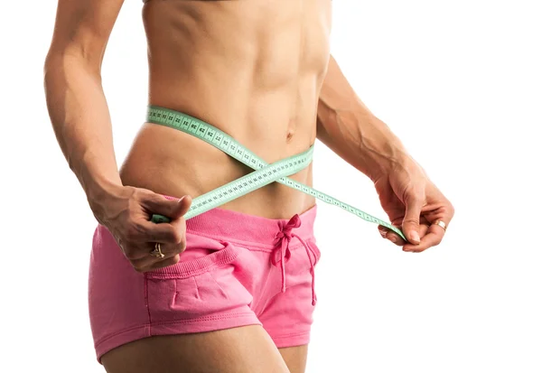 Ausgeschnittene Ansicht einer jungen Fitness-Frau mit Maßband über Weiß — Stockfoto