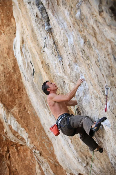 Alpinista de rocha em uma cara de um precipício — Fotografia de Stock