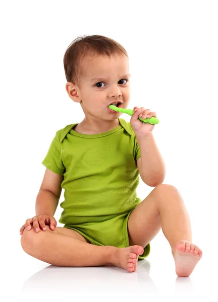 Mignon petit garçon brossant les dents, isolé sur blanc — Photo