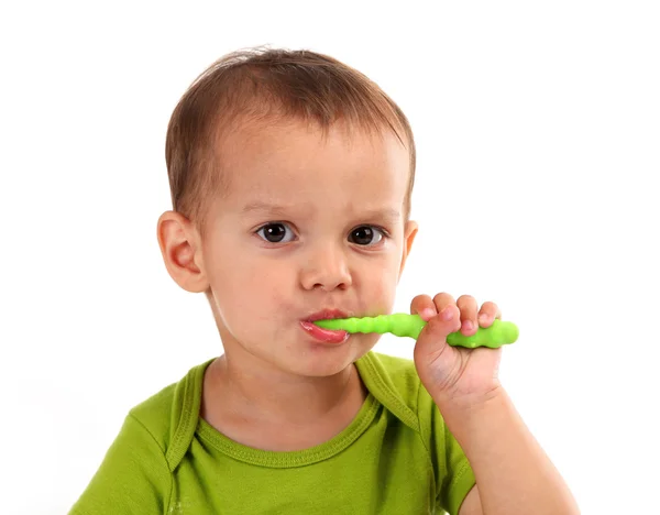 Mignon petit garçon brossant les dents, isolé sur blanc — Photo