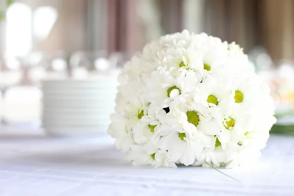 Decoration of the dining table for wedding reception, bouquet of daisies — Stock Photo, Image