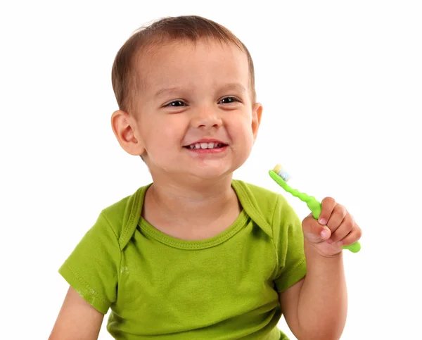 Χαριτωμένο αγοράκι που βουρτσίζει τα δόντια του, απομονωμένο στα λευκά — Φωτογραφία Αρχείου