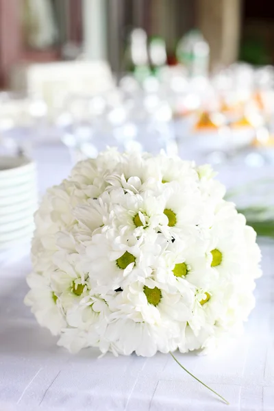 Dekorace stolu pro svatební hostinu, kyticí sedmikrásek — Stock fotografie