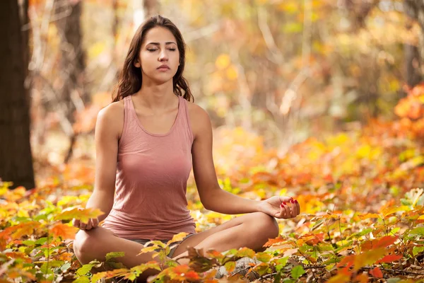 Fiatal lány meditál, őszi park — Stock Fotó