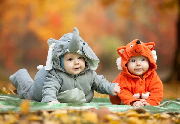 Dos niños vestidos con disfraces de animales — Foto de Stock