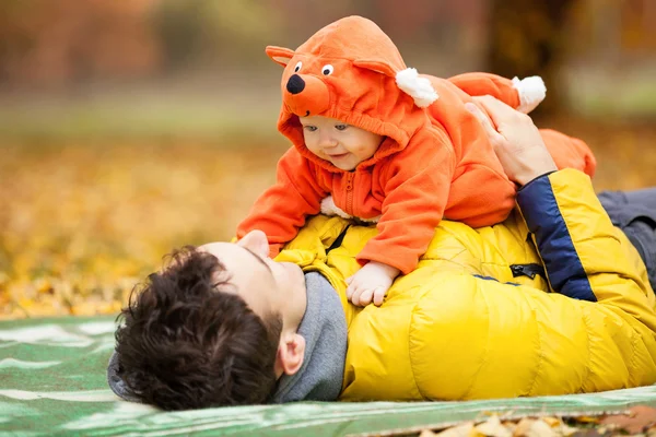 Padre e suo figlio in costume da volpe — Foto Stock