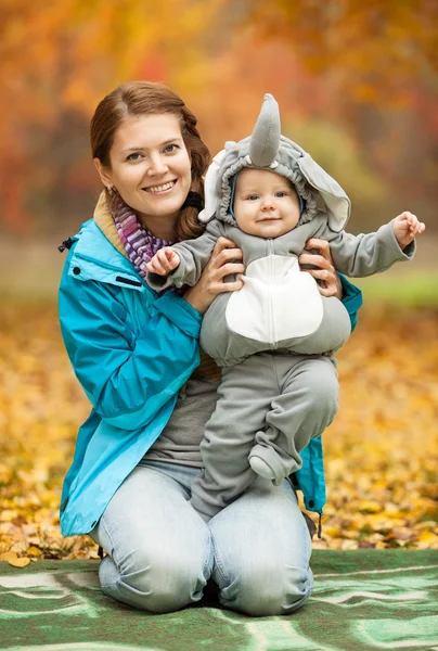 Jeune femme et bébé habillés en costume d'éléphant — Photo