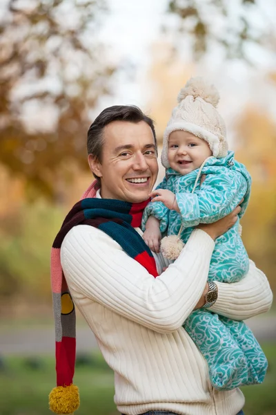 Jonge vader en zijn zoontje — Stockfoto