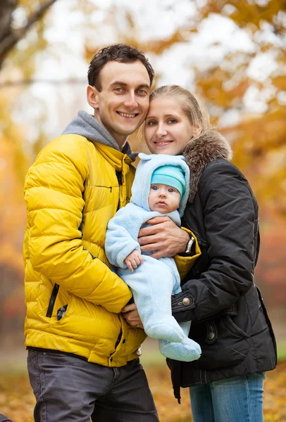 Jeune couple avec bébé garçon dans le parc d'automne — Photo