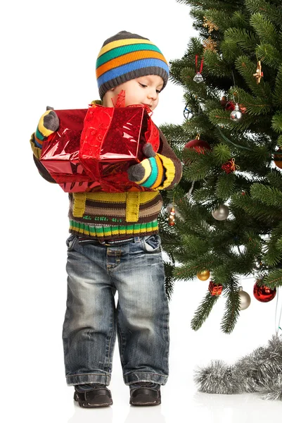 Lindo niño pequeño con regalo cerca del árbol de Navidad —  Fotos de Stock