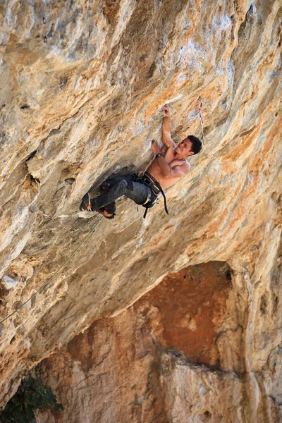 Alpinista de rocha em uma cara de um precipício — Fotografia de Stock