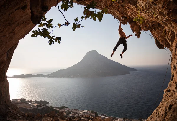 Rock klimmer bij zonsondergang. Kalymnos, Griekenland. — Stockfoto