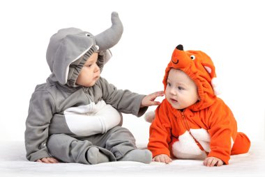İki bebek çocuklar oynarken hayvan kostümler giymiş