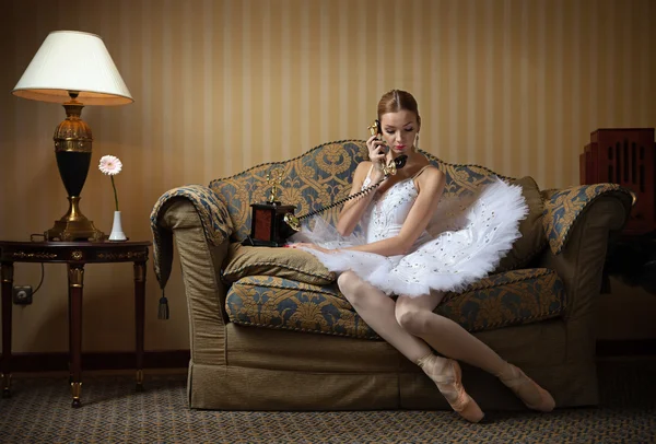 Bailarina de ballet profesional hablando por teléfono — Foto de Stock