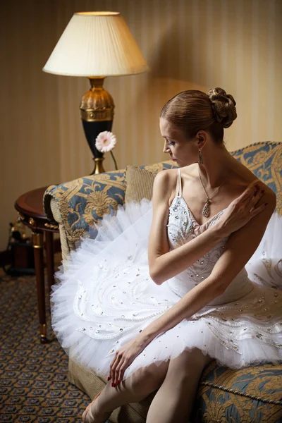 Bailarina de ballet profesional sentada en un sofá — Foto de Stock