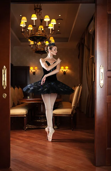 Балерина в черной пачке, стоящая на пуантах — стоковое фото
