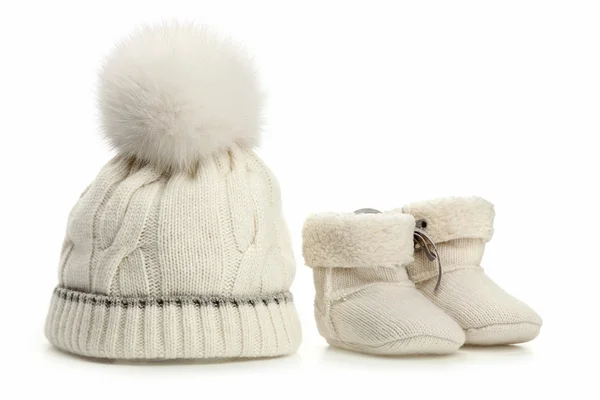 暖羊毛宝宝的帽子和白色短靴 — 图库照片