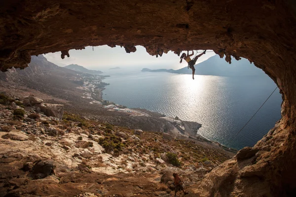 Alpinista familiar ao pôr-do-sol. Kalymnos, Grécia . — Fotografia de Stock