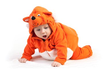 erkek bebek fox kostüm sürpriz ile aşağı bakıyor