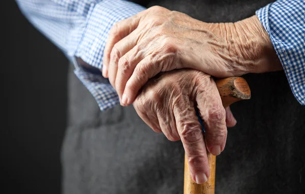 Крупный план рук пожилой женщины — стоковое фото
