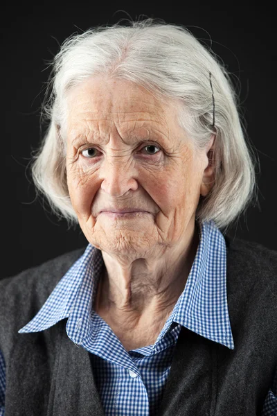 Портрет спокойной пожилой женщины, смотрящей в камеру — стоковое фото