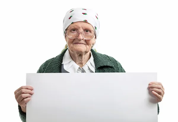 Sorrindo senhora idosa segurando folha em branco nas mãos — Fotografia de Stock