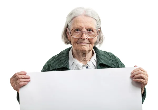 Senhora idosa feliz segurando folha em branco na mão — Fotografia de Stock