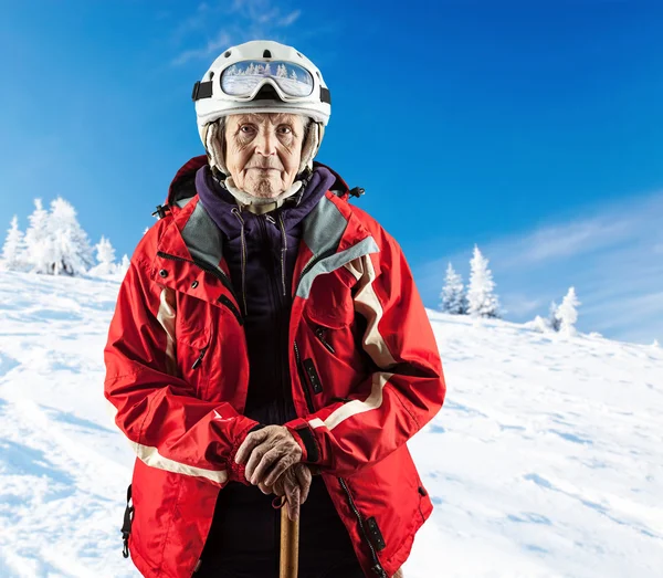 Seniorin trägt Skijacke auf schneebedeckter Piste — Stockfoto