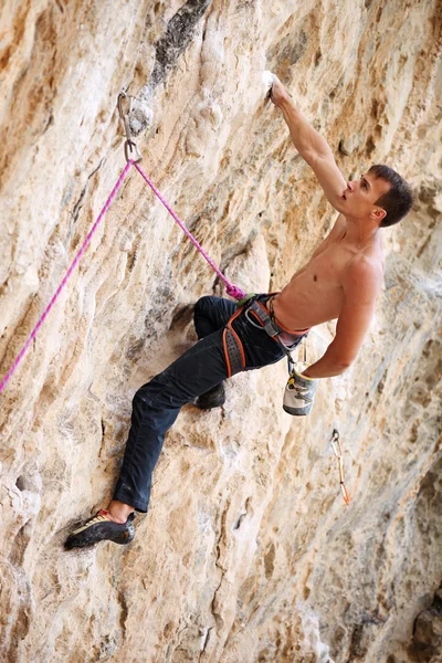 Rock climber on a face of a cliff — Stock Photo, Image