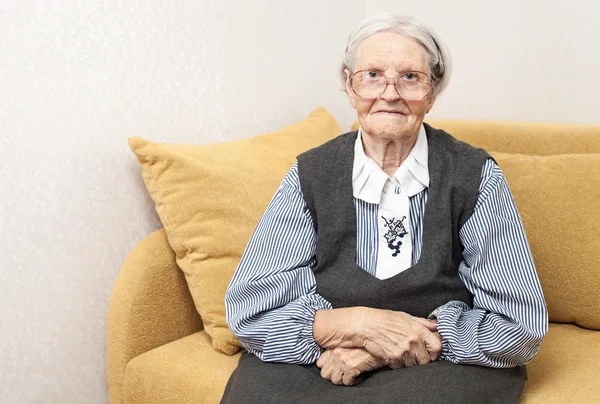 Porträt einer Seniorin, die in die Kamera blickt — Stockfoto