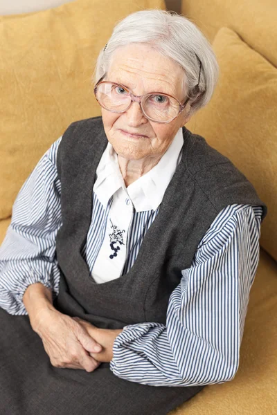 Portrait of a senior woman looking at the camera — Stock Photo, Image