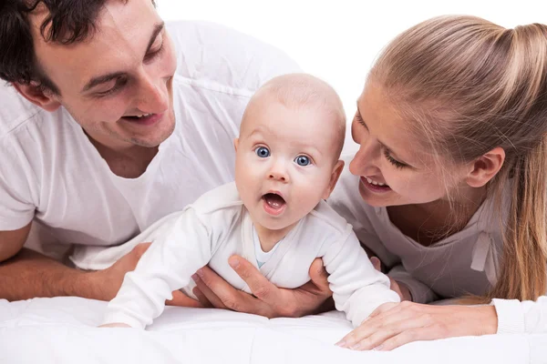 Nahaufnahme einer jungen Familie mit einem kleinen Jungen über Weiß — Stockfoto