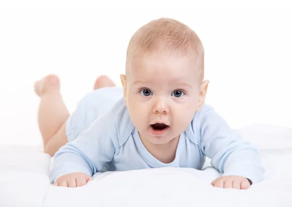 Pequeño niño acostado en el estómago y mirando la cámara — Foto de Stock