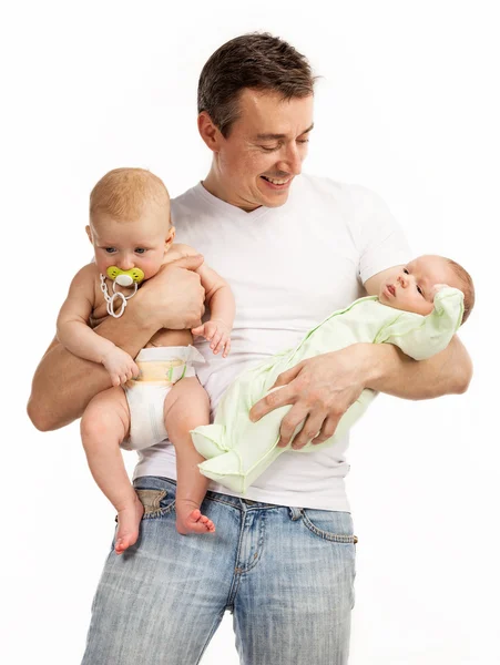 Sorridente giovane uomo con due neonati sopra bianco — Foto Stock