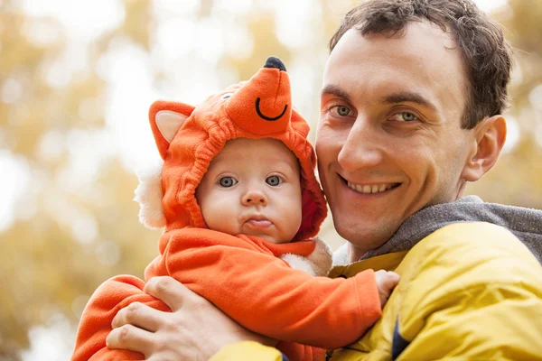 Jonge man en zijn zoontje in fox kostuum — Stockfoto