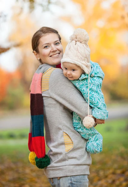Porträtt av ung kvinna och hennes baby son i park — Stockfoto