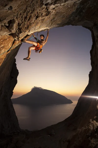 Horolezec při západu slunce. ostrov Kalymnos, Řecko — Stock fotografie