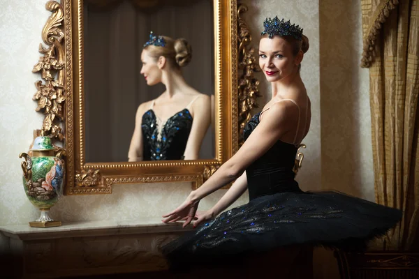 Ballerina in black tutu standing front of mirror — Stock Photo, Image