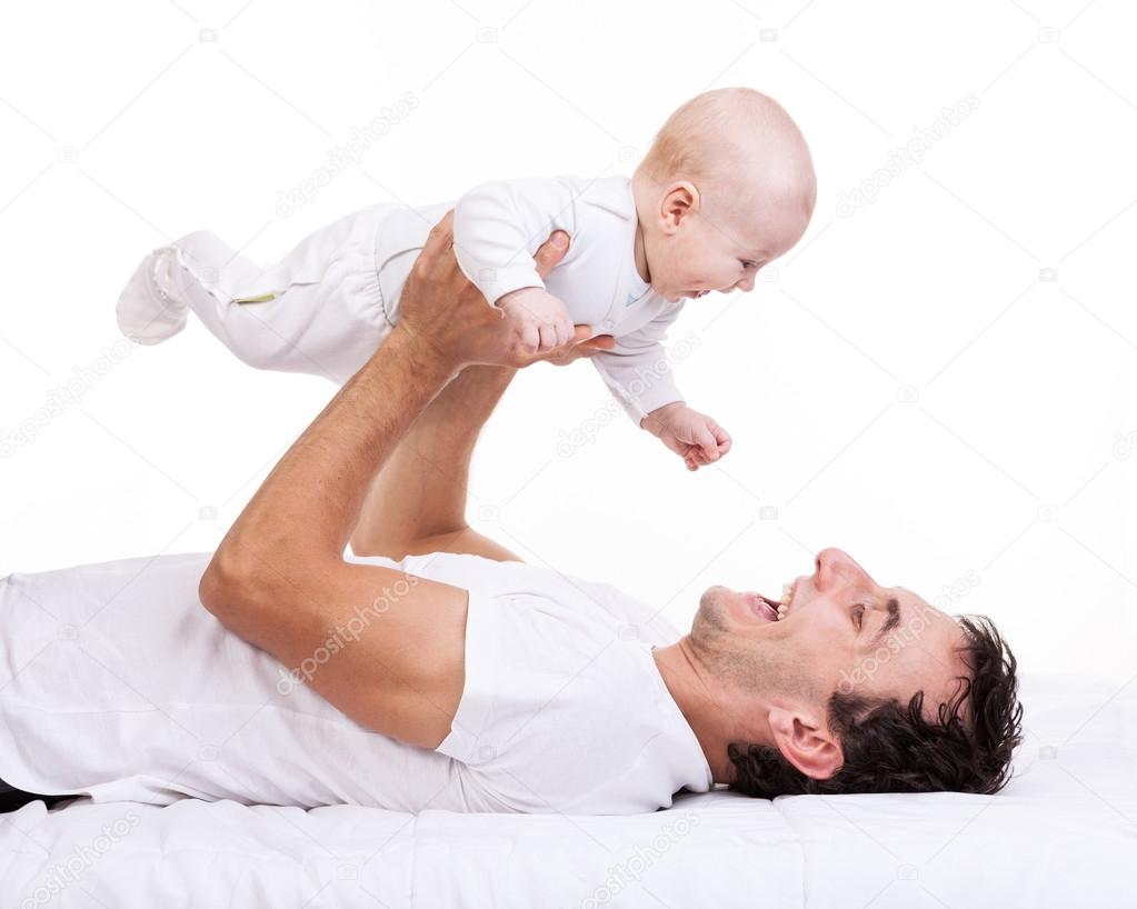 Jeune Homme Tenant Bebe Fils Tout En Etant Couche Sur Le Dos Image Libre De Droit Par Photobac C