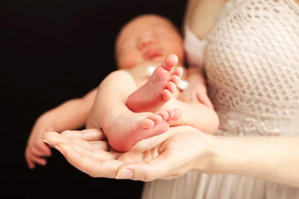 Young caucasian woman holding newborn son — Stock Photo, Image