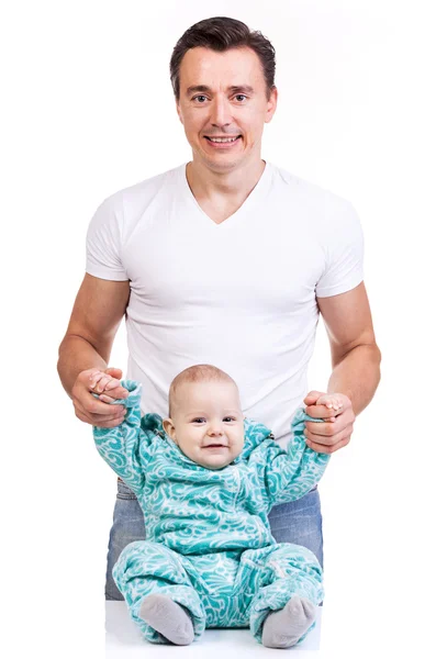 Junge kaukasische Vater mit Baby-Sohn über weiß — Stockfoto