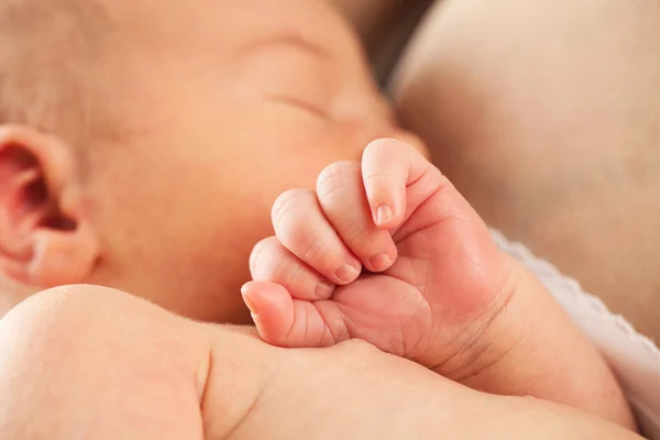 Newborn baby sleeping in mother's arm — Stock Photo, Image