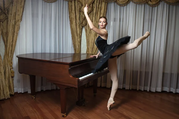 芭蕾舞女演员在黑色短裙站在指出 — 图库照片