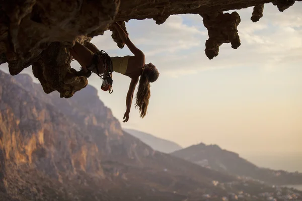 Female rock climber at sunset — Stock Photo, Image