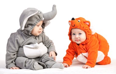 İki bebek erkek hayvan kostümleri beyaz giyinmiş