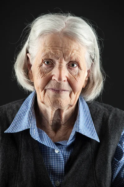 カメラを見る年配の女性の肖像画 — ストック写真