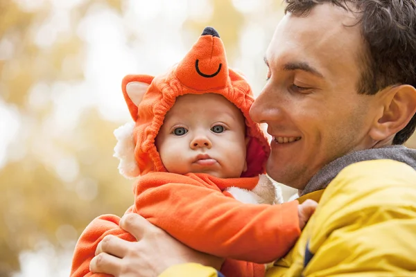 Jeune homme et son petit fils en costume de renard — Photo