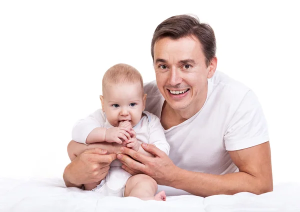 Jeune père caucasien avec bébé fils sur blanc — Photo