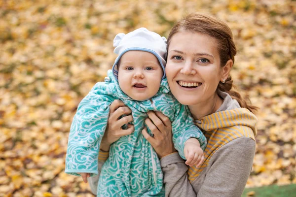 Portret młodej kobiety i jej synka — Zdjęcie stockowe